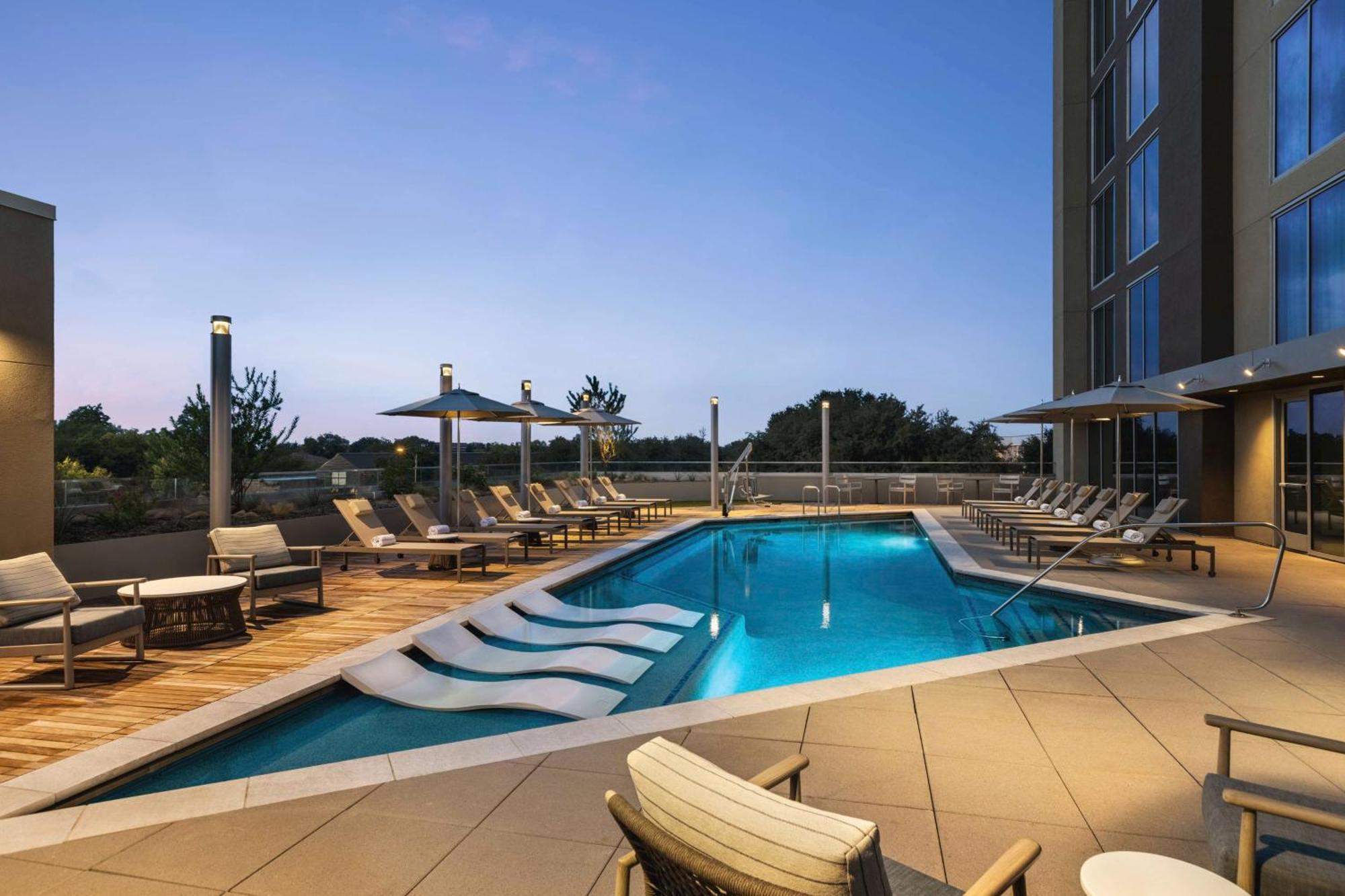 Doubletree By Hilton Downtown Convention Center Hotel
