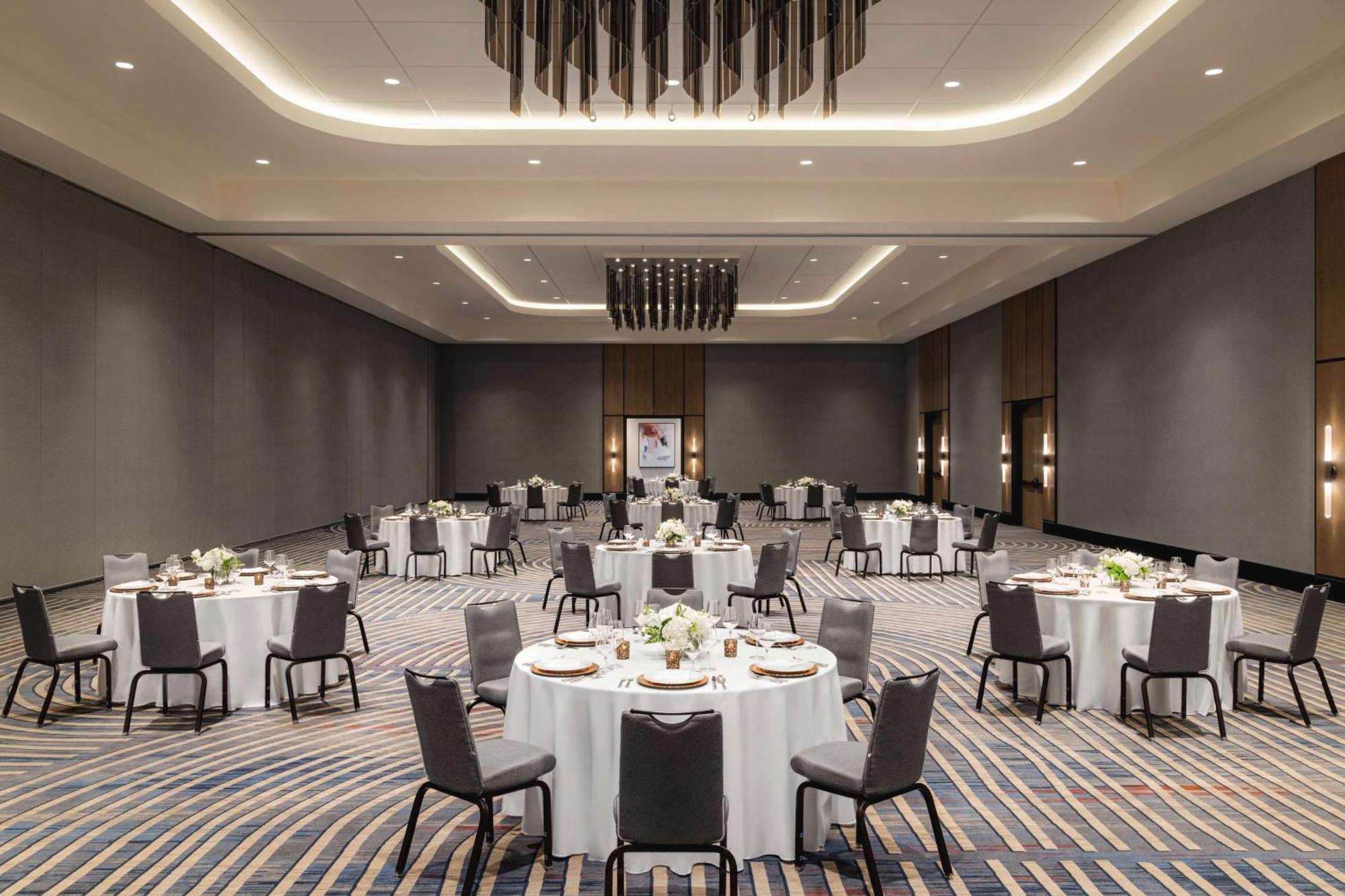Doubletree By Hilton Downtown Convention Center Hotel